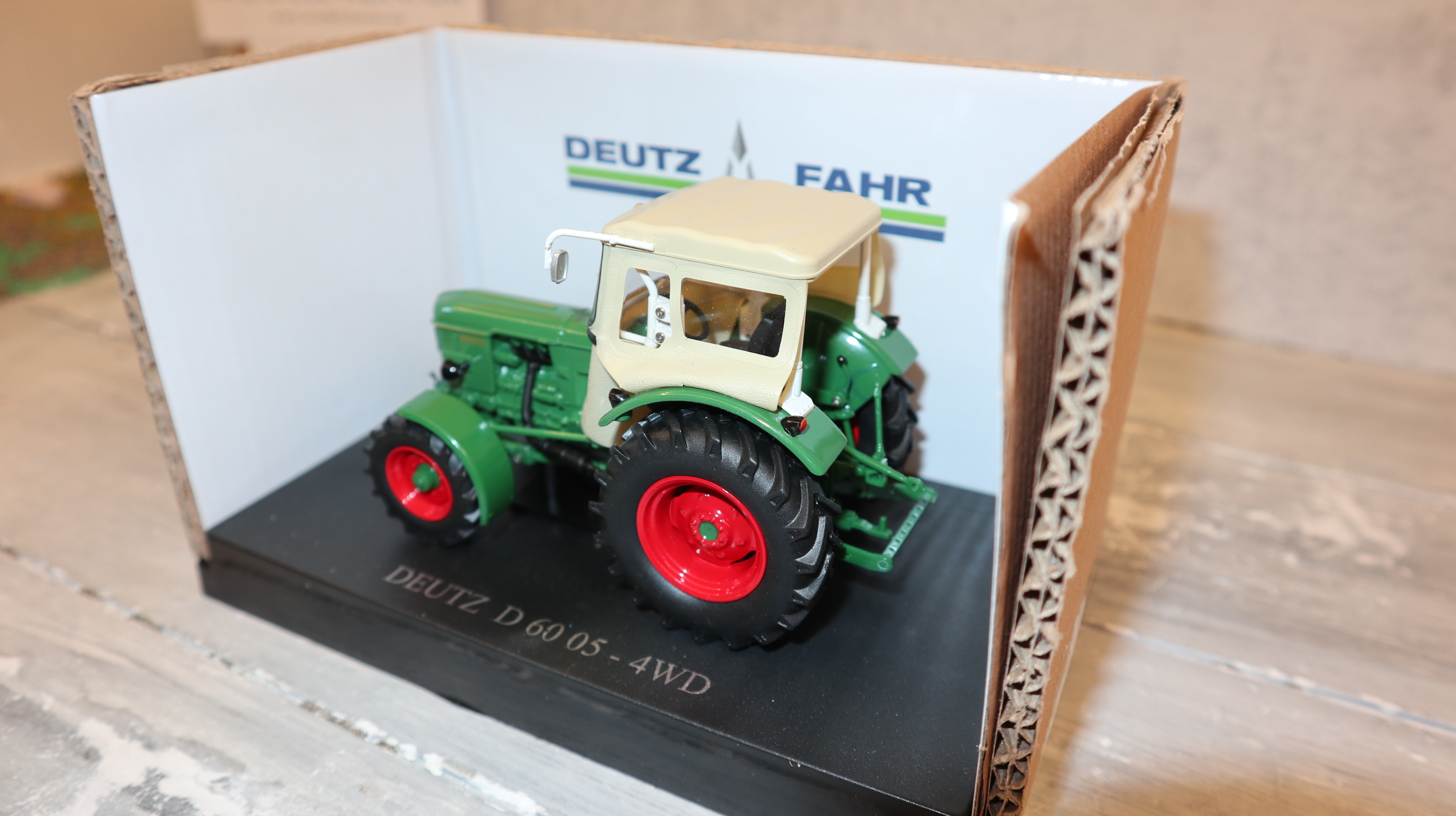 Universal Hobbies UH 5253 in 1:32, Deutz-Fahr D60 05 4WD mit
